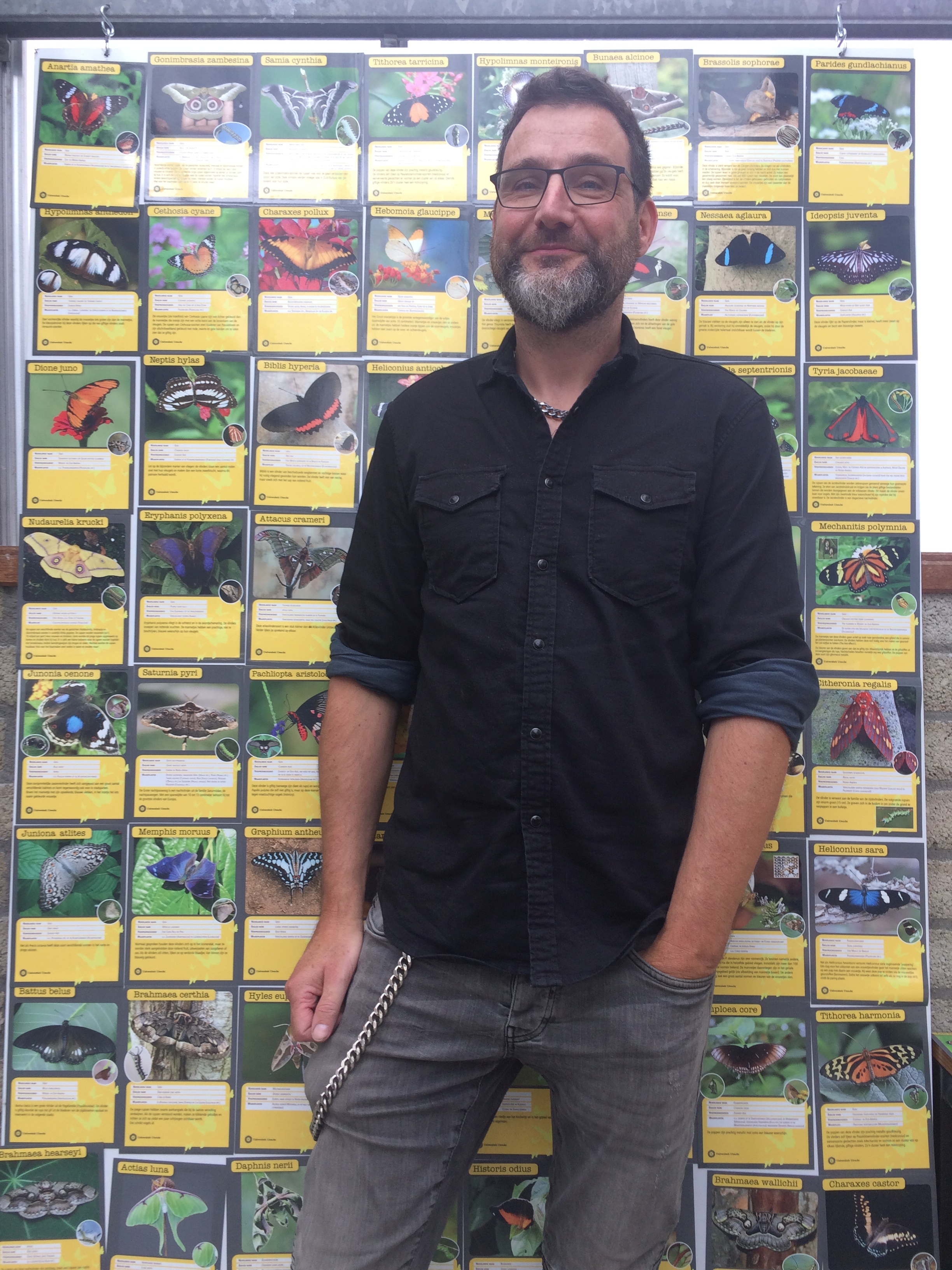 voorlichter Nick Meijdam staand voor een informatiebord over vlinders